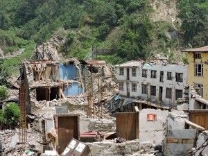 The destruction caused by the earthquakes left thousands of people homeless.