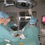 Equipo quirúrgico realiza una esofagectomía transtorácica